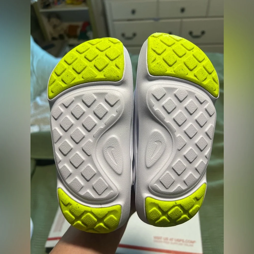 Nike Aqua Swoosh Little Kids' Sandals (White/Pure Platinum/Volt) Size 12